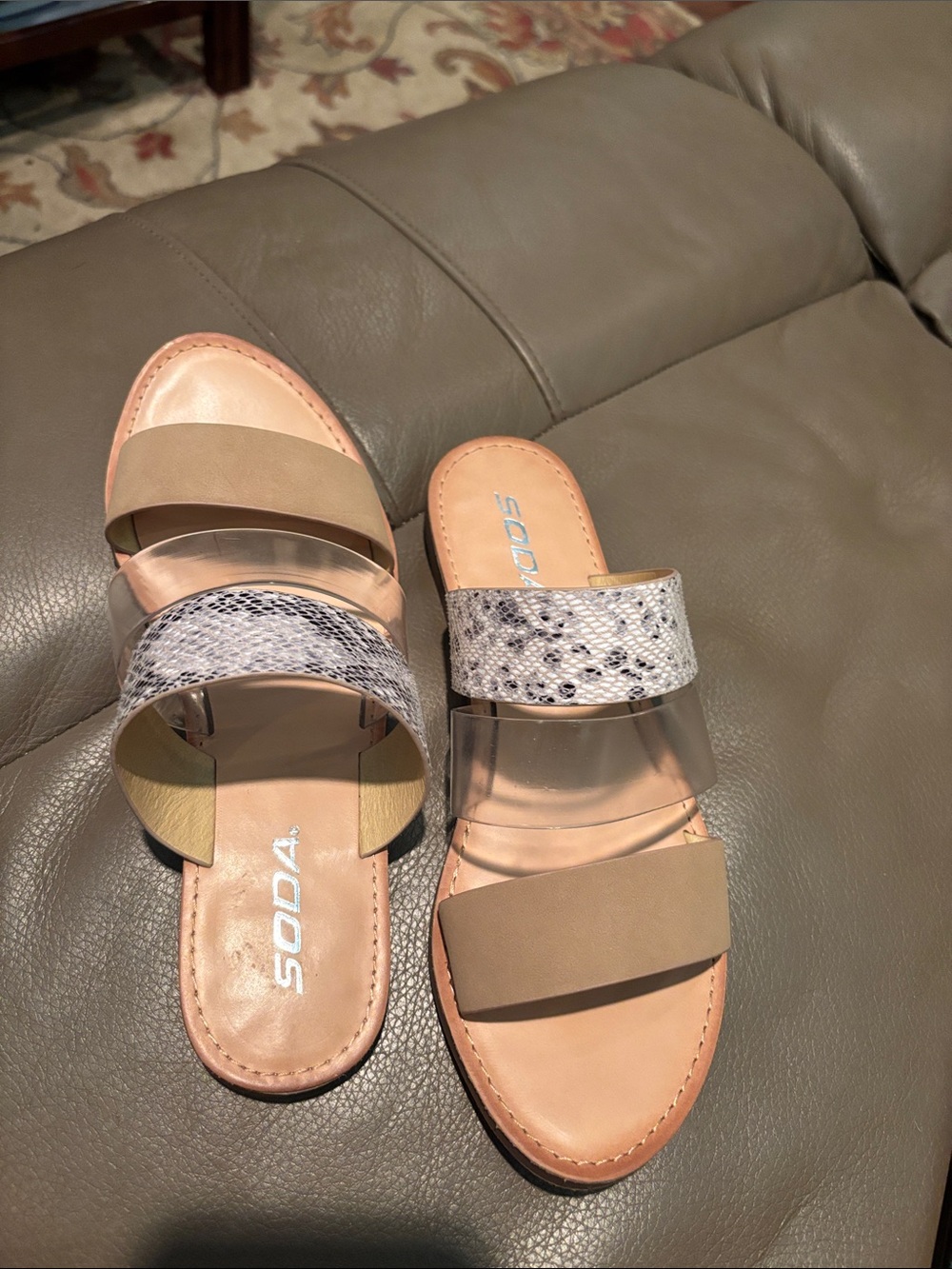 SODA BRAND SIZE 7.5M TRI-COLOR STRAP GLAT SANDALS